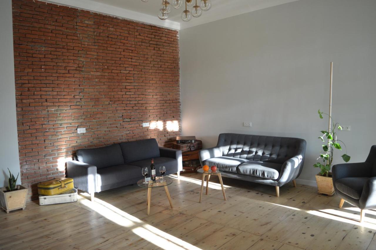 Woodmood Hostel Tbilisi Buitenkant foto